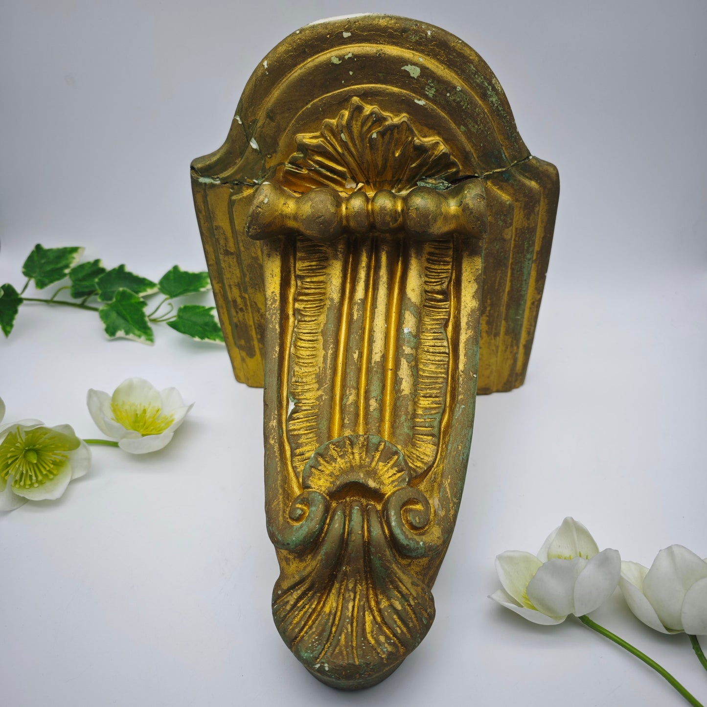 Barocker Wandkonsolensockel goldfarben Muschelverzierung Vintage Podest Colmar Keramik Wandhalterung Shabby Chic Flur Deko Altarpodest