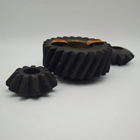 Handmade ashtray made of gearwheel solid metal Industrial Design 3-piece with two additional gearwheels Vintage style mechanical engineering
