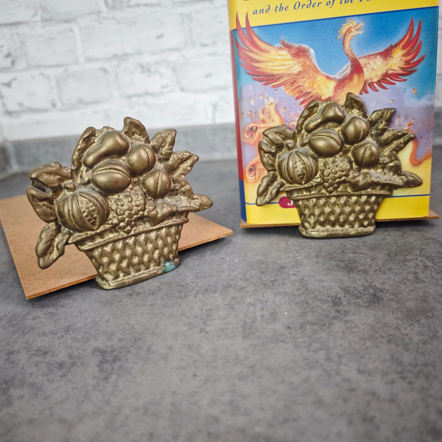 2x Buchstützen Messing Früchtekorb goldfarben massiv gegossen mit Hartfaserplatte 30 cm