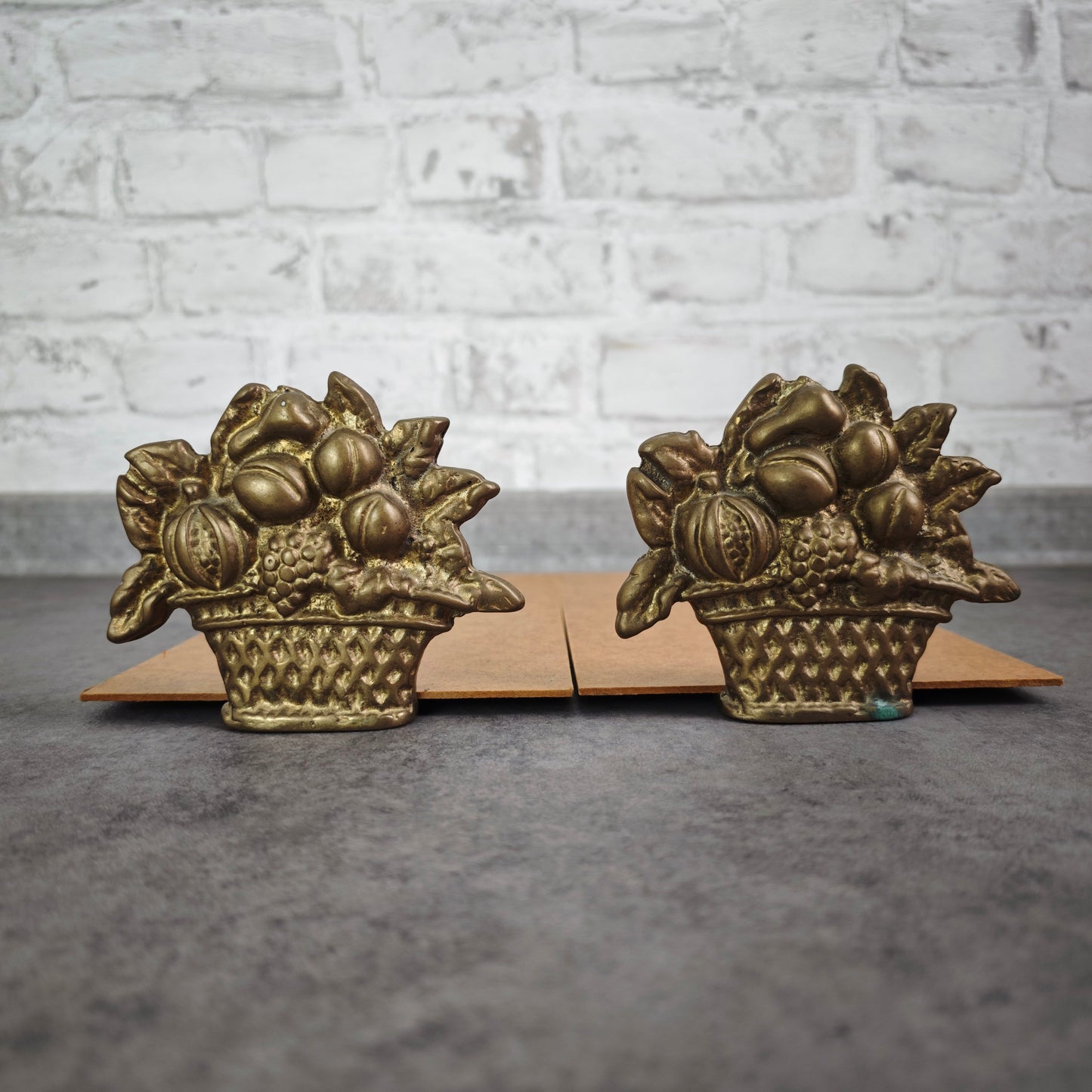 2x Buchstützen Messing Früchtekorb goldfarben massiv gegossen mit Hartfaserplatte 30 cm