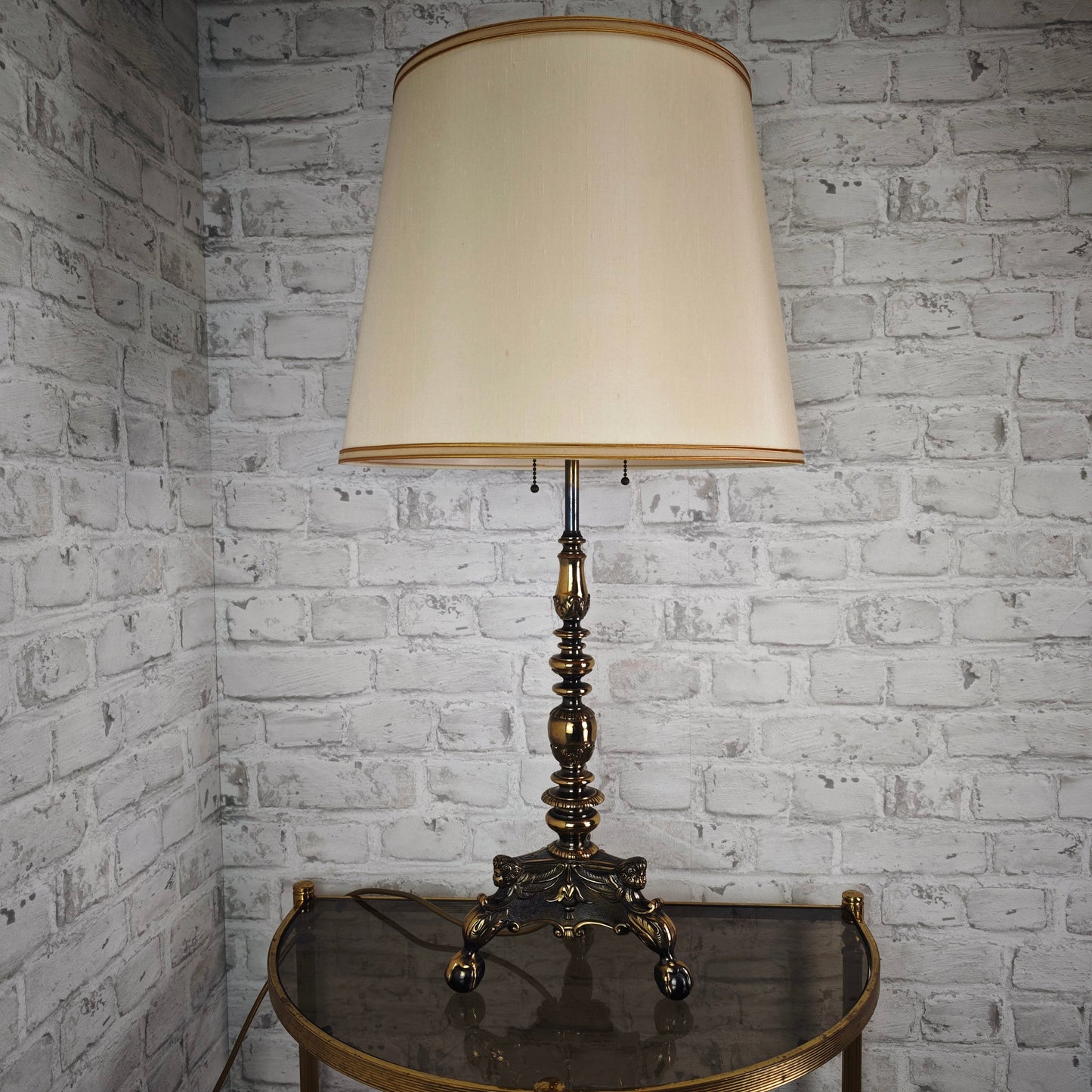 Tischlampe Messing Empire Stil mit Stoffschirm und Klauenfüßen Hollywood Regency Vintage Barock Leuchte