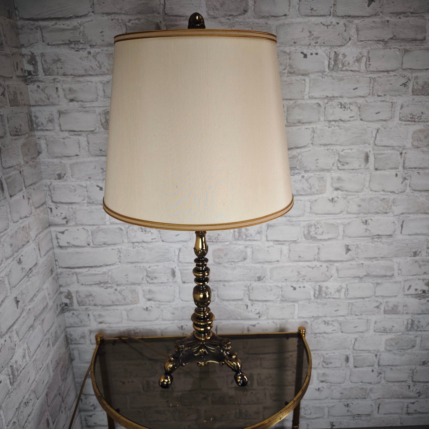 Tischlampe Messing Empire Stil mit Stoffschirm und Klauenfüßen Hollywood Regency Vintage Barock Leuchte
