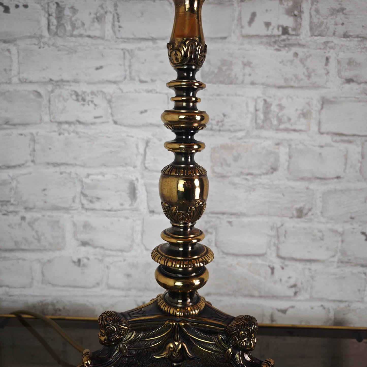 Tischlampe Messing Empire Stil mit Stoffschirm und Klauenfüßen Hollywood Regency Vintage Barock Leuchte