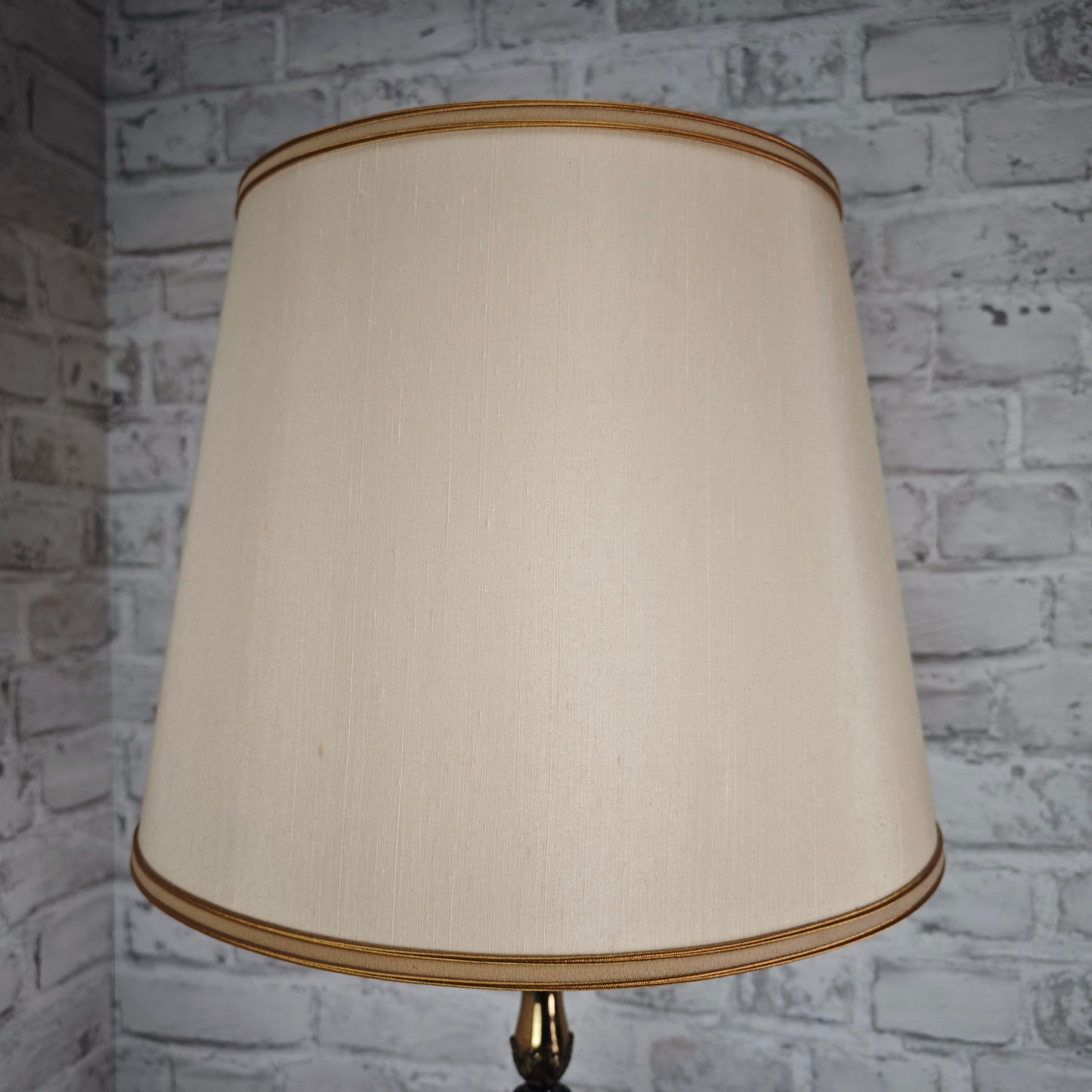 Tischlampe Messing Empire Stil mit Stoffschirm und Klauenfüßen Hollywood Regency Vintage Barock Leuchte