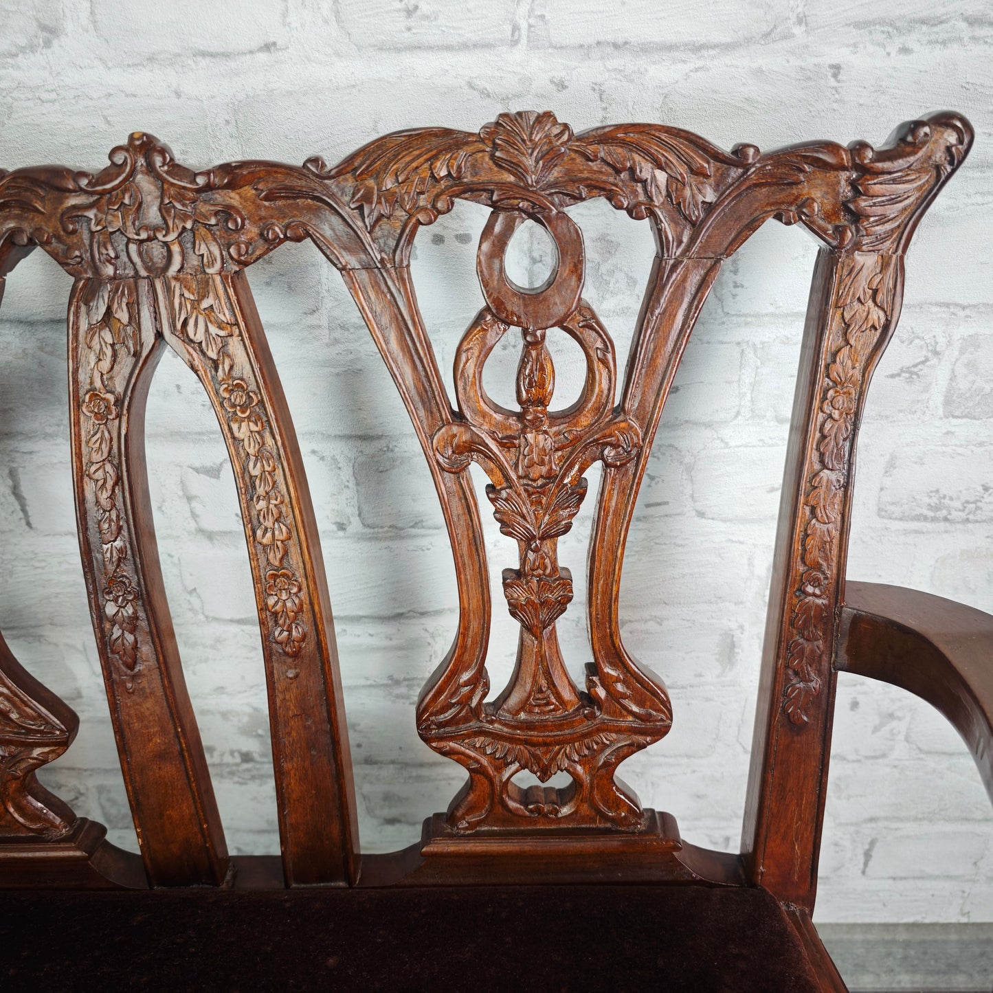 Puppenbank Jugendstil Holz handgeschnitzt mit braunem Samtpolster Antik Möbel Miniatur Handarbeit
