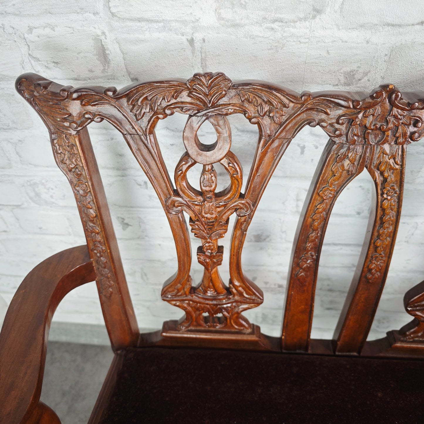 Puppenbank Jugendstil Holz handgeschnitzt mit braunem Samtpolster Antik Möbel Miniatur Handarbeit