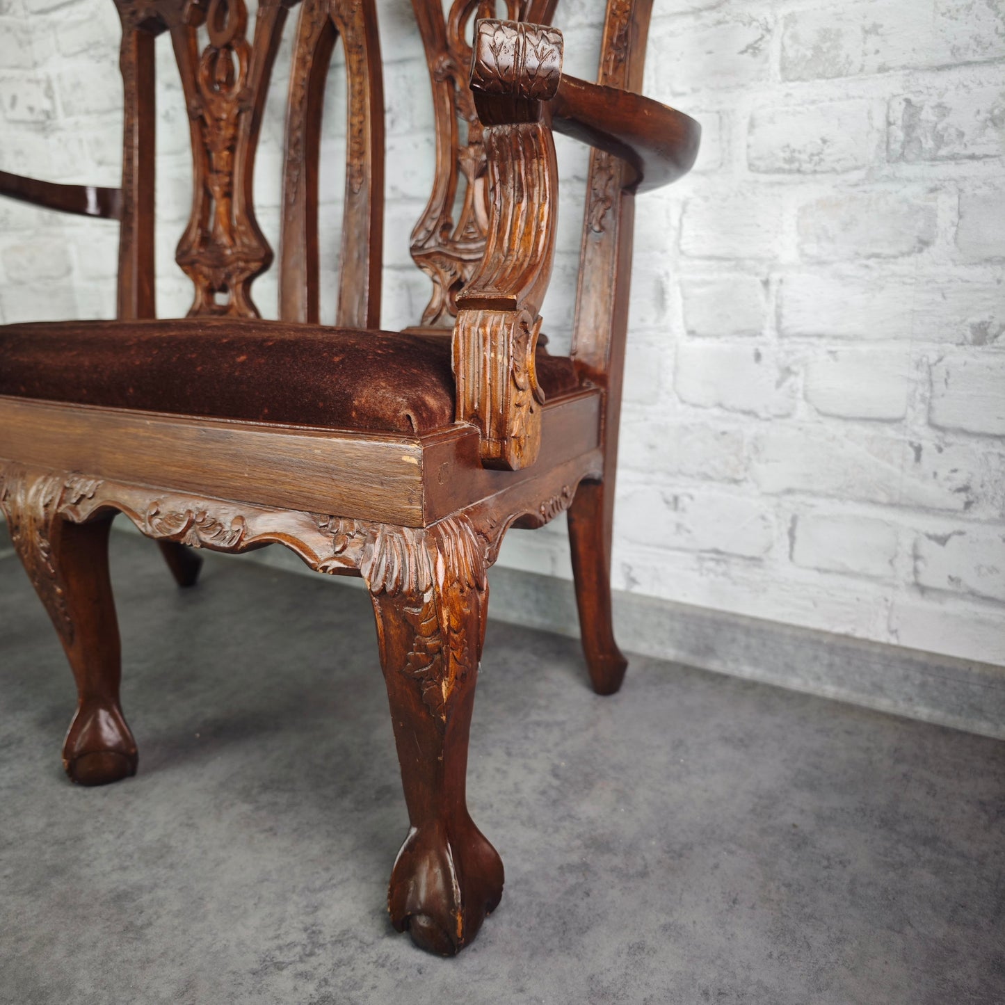 Puppenbank Jugendstil Holz handgeschnitzt mit braunem Samtpolster Antik Möbel Miniatur Handarbeit