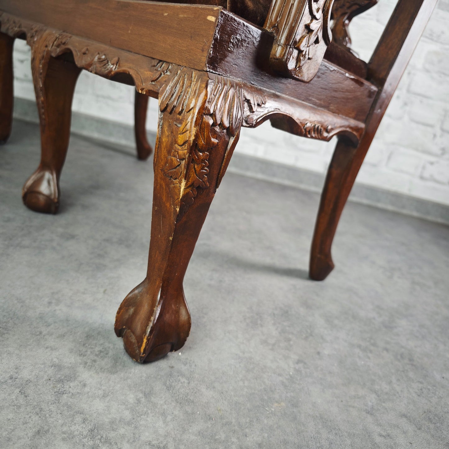 Puppenbank Jugendstil Holz handgeschnitzt mit braunem Samtpolster Antik Möbel Miniatur Handarbeit