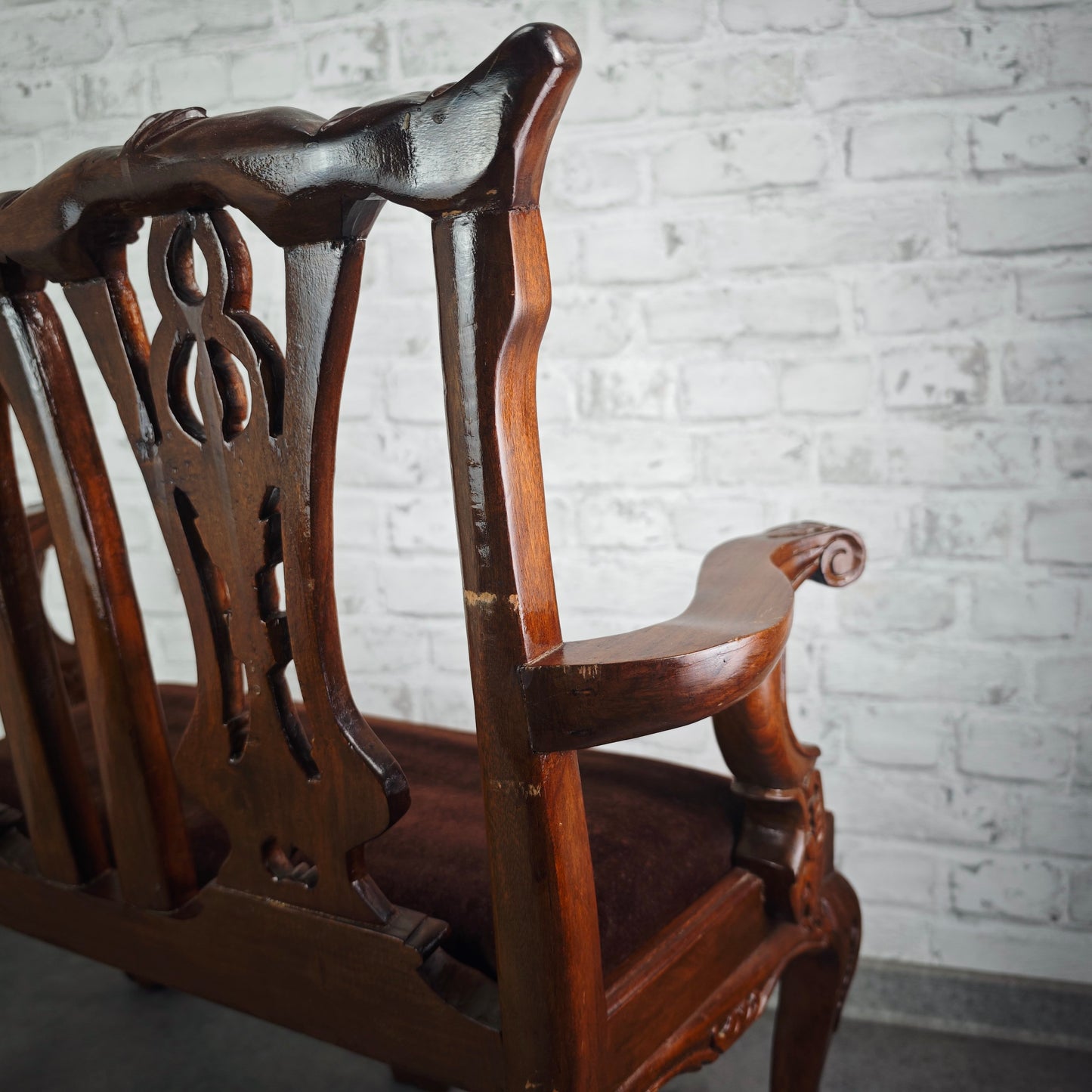 Puppenbank Jugendstil Holz handgeschnitzt mit braunem Samtpolster Antik Möbel Miniatur Handarbeit
