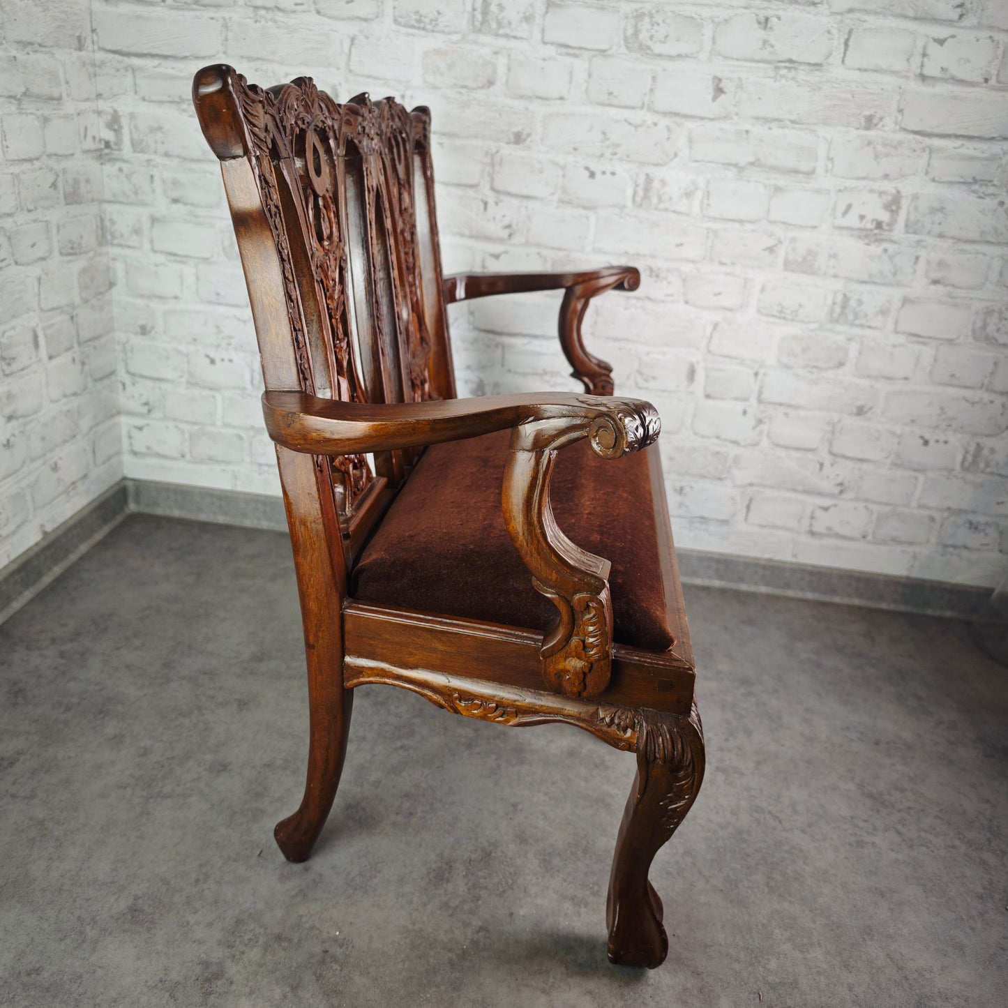 Puppenbank Jugendstil Holz handgeschnitzt mit braunem Samtpolster Antik Möbel Miniatur Handarbeit