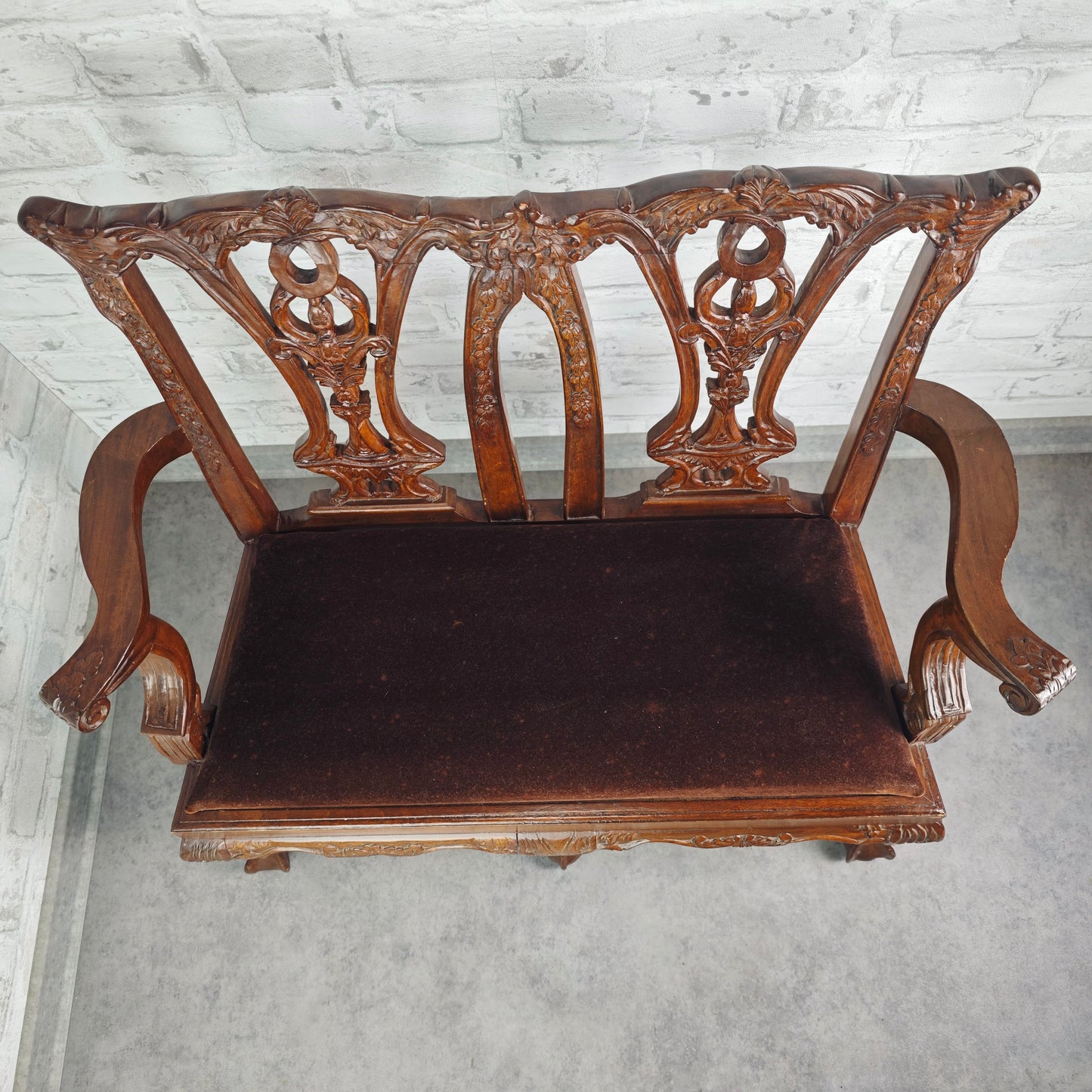 Puppenbank Jugendstil Holz handgeschnitzt mit braunem Samtpolster Antik Möbel Miniatur Handarbeit