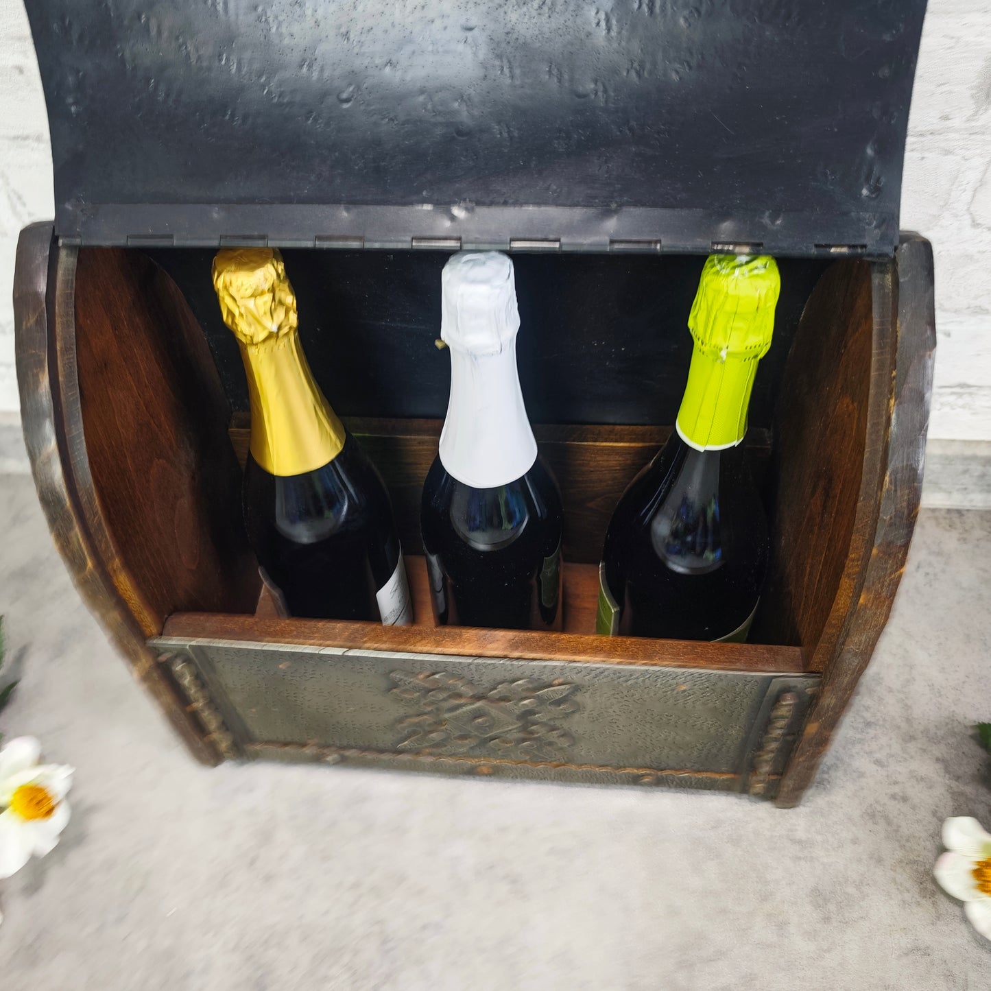 Schwere Holztruhe mit punzierten Metallbeschlägen im Kolonialstil Präsentationskiste für 3 Wein- oder Sektflaschen