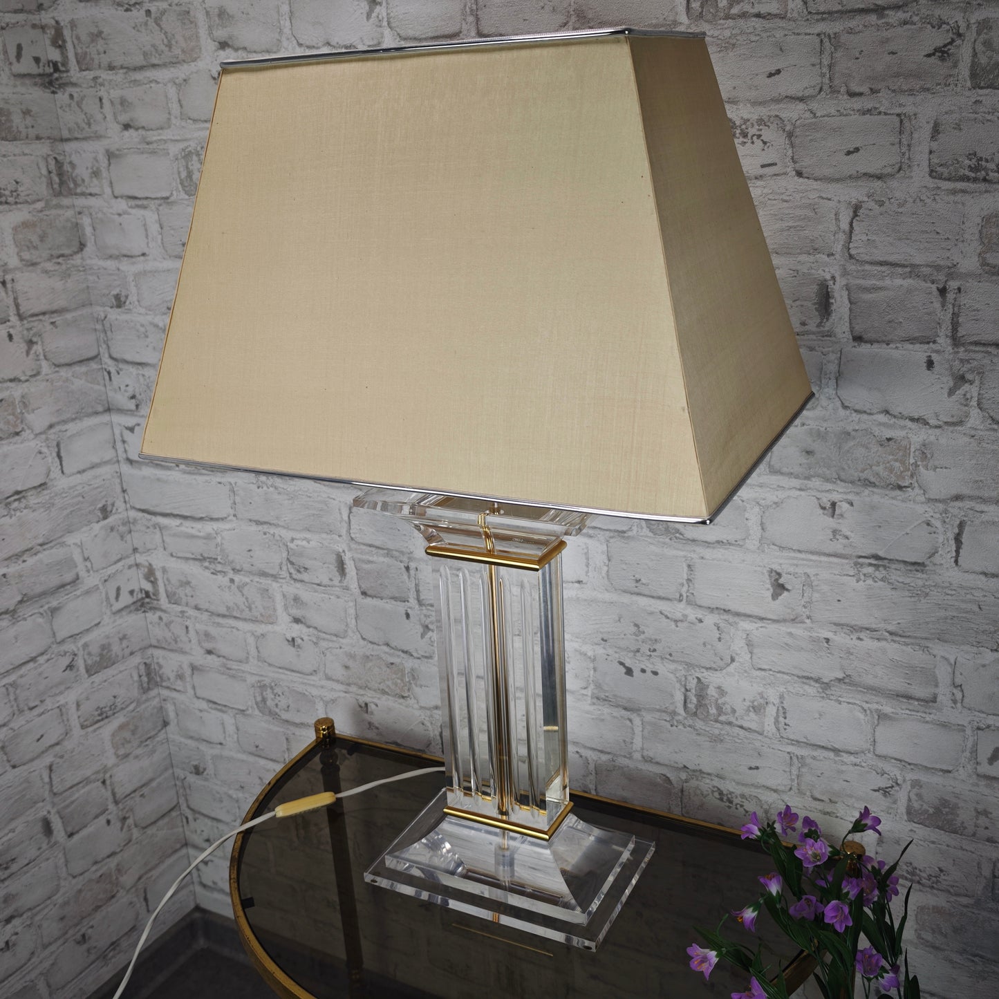Vintage Tischlampe Acrylsäule mit Schirm 80er Jahre Art Deco Hollywood Regency Lucite Leuchte Acryl Glas Optik mit Goldakzenten