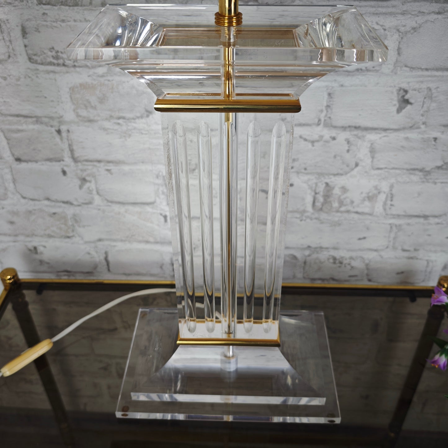 Vintage Tischlampe Acrylsäule mit Schirm 80er Jahre Art Deco Hollywood Regency Lucite Leuchte Acryl Glas Optik mit Goldakzenten