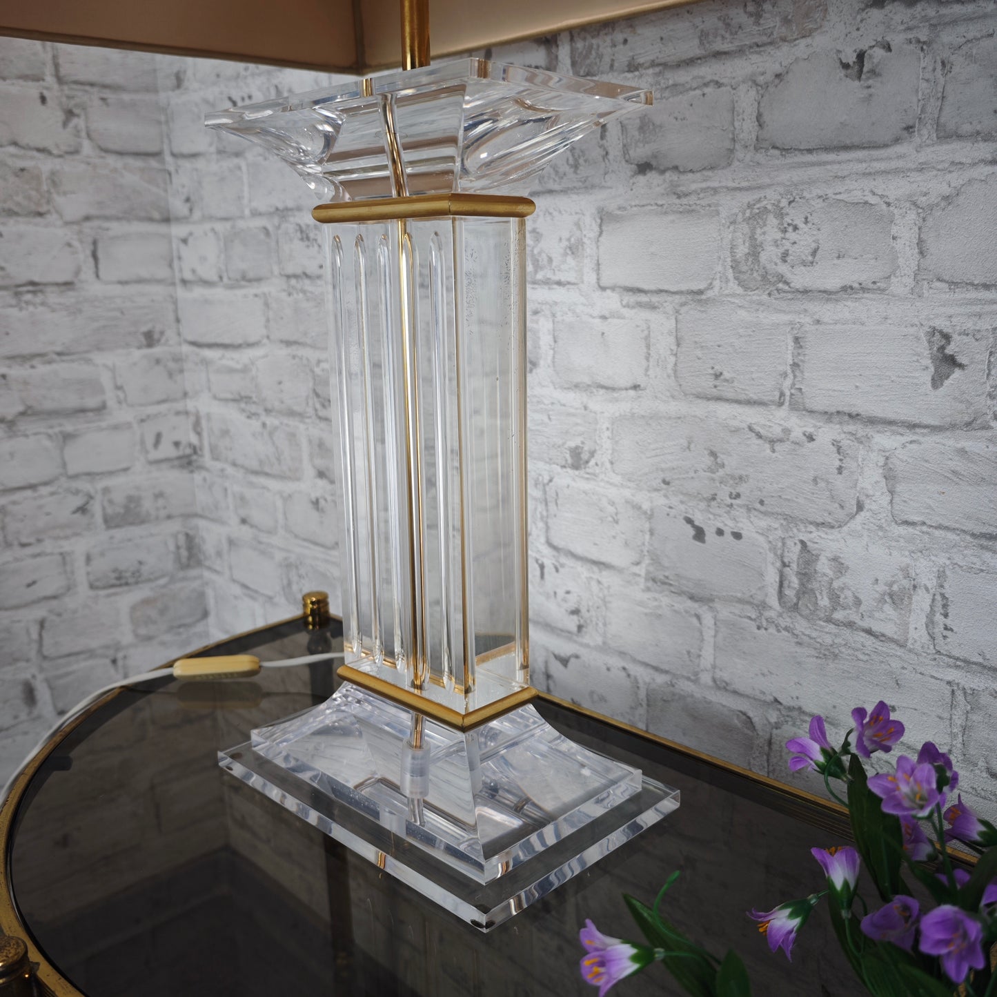 Vintage Tischlampe Acrylsäule mit Schirm 80er Jahre Art Deco Hollywood Regency Lucite Leuchte Acryl Glas Optik mit Goldakzenten