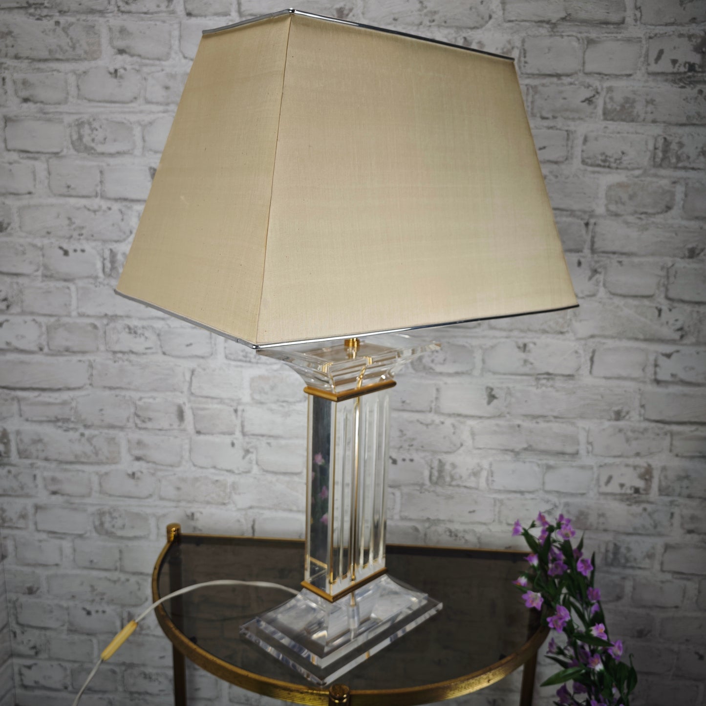 Vintage Tischlampe Acrylsäule mit Schirm 80er Jahre Art Deco Hollywood Regency Lucite Leuchte Acryl Glas Optik mit Goldakzenten