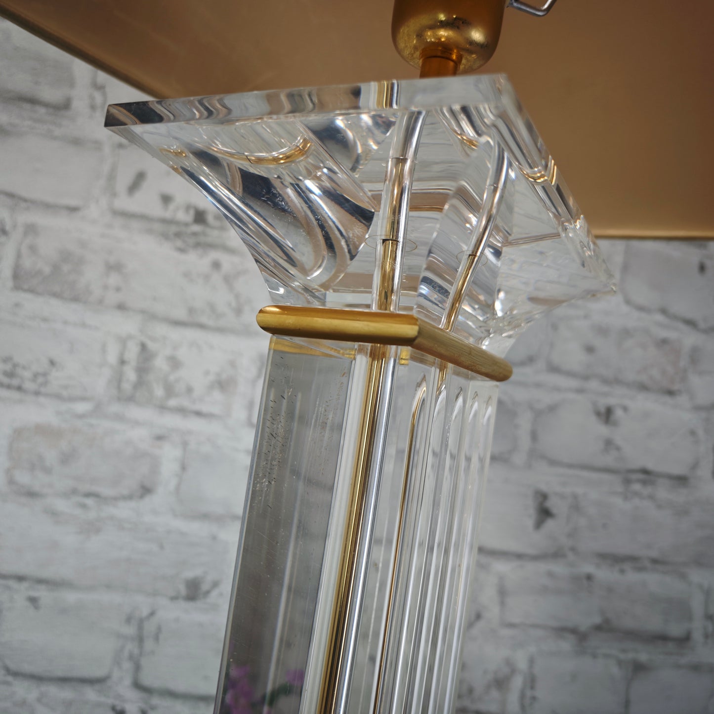 Vintage Tischlampe Acrylsäule mit Schirm 80er Jahre Art Deco Hollywood Regency Lucite Leuchte Acryl Glas Optik mit Goldakzenten