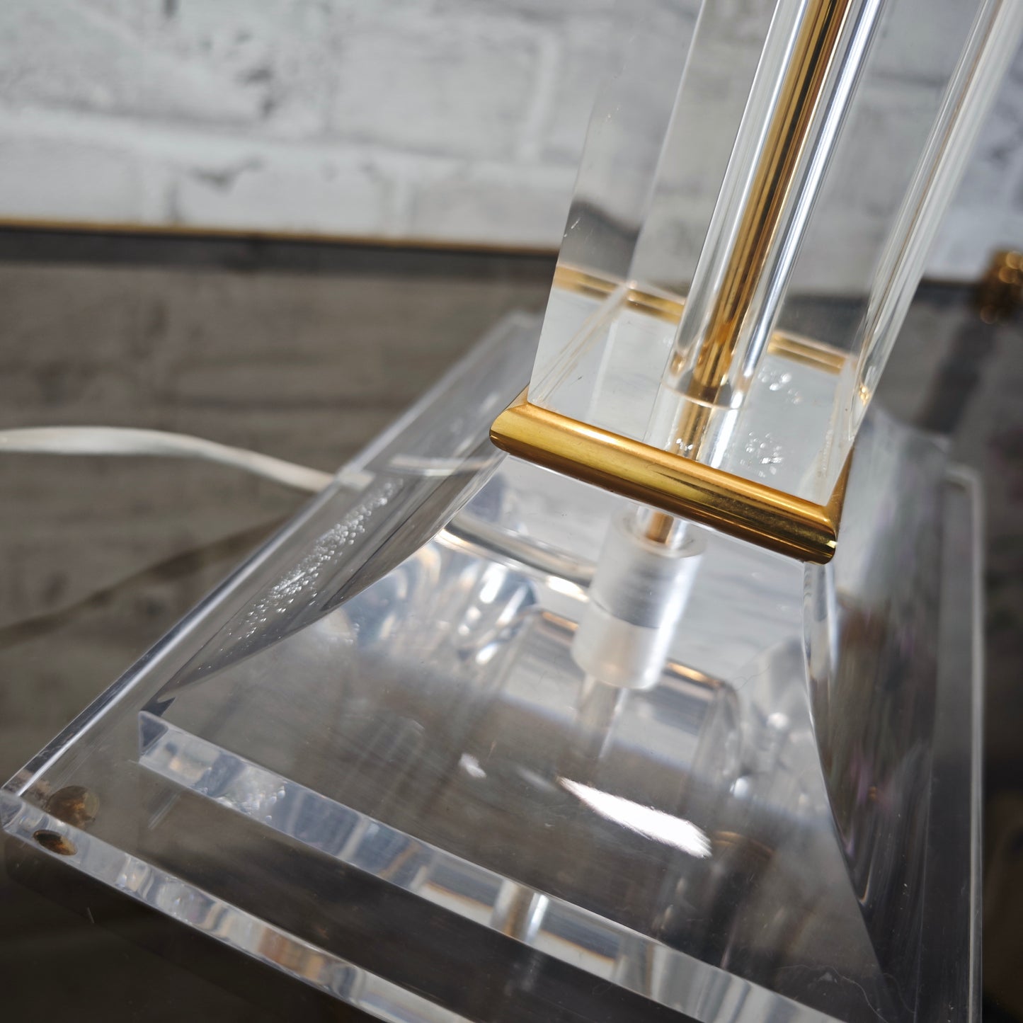 Vintage Tischlampe Acrylsäule mit Schirm 80er Jahre Art Deco Hollywood Regency Lucite Leuchte Acryl Glas Optik mit Goldakzenten
