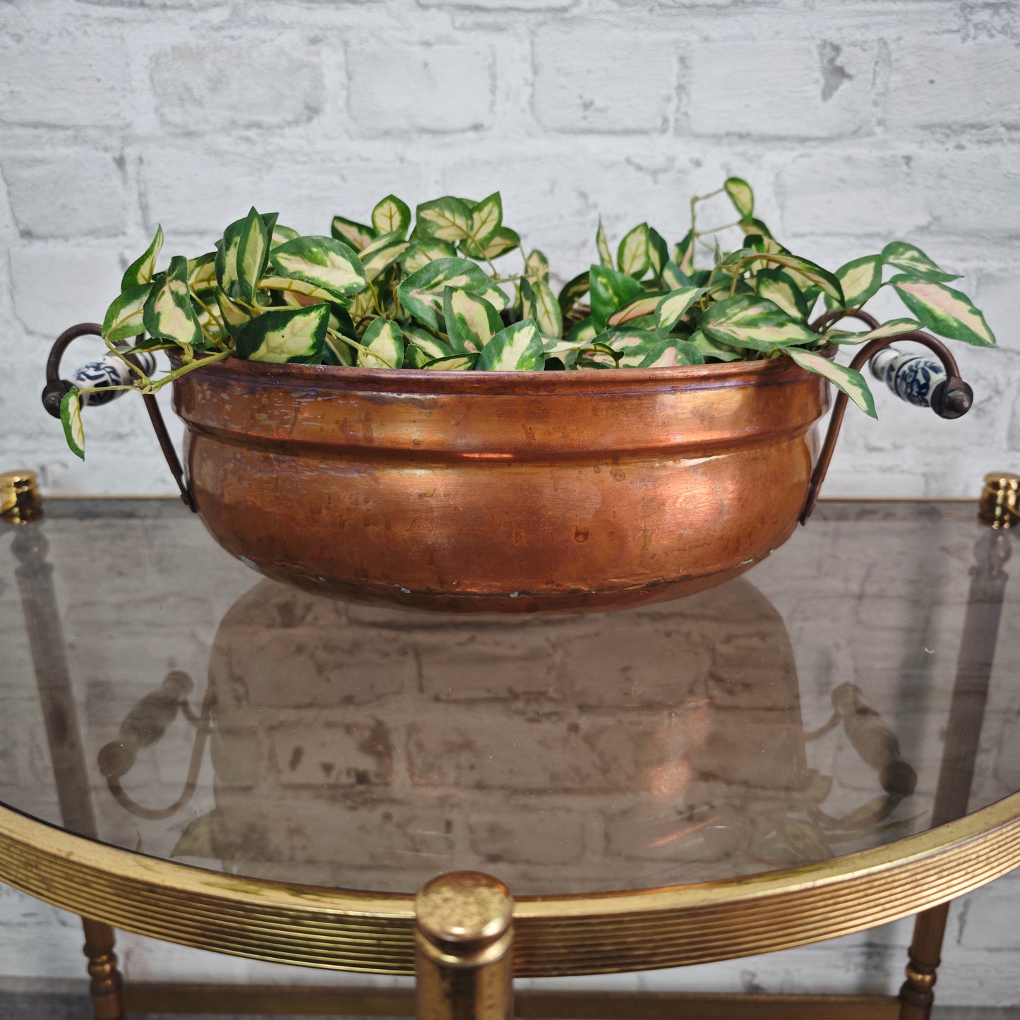 Antike Kupfer Jardiniere oval mit weißen blauen Keramikgriffen 40 cm Pflanzgefäß Vintage Deko
