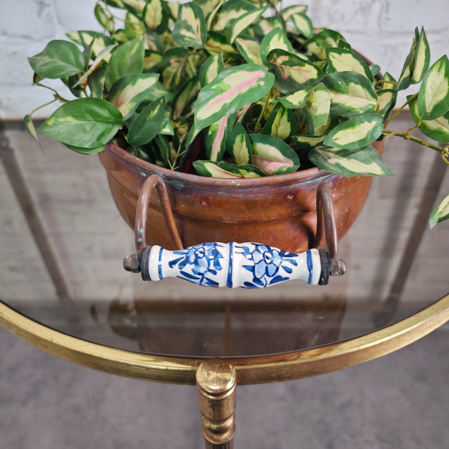 Antike Kupfer Jardiniere oval mit weißen blauen Keramikgriffen 40 cm Pflanzgefäß Vintage Deko