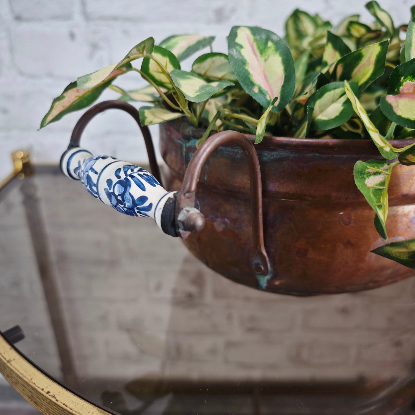 Antike Kupfer Jardiniere oval mit weißen blauen Keramikgriffen 40 cm Pflanzgefäß Vintage Deko