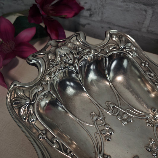 Jugendstil Schale versilbert mit Lilien und Frauengesicht antike Obstschale Metall um 1900