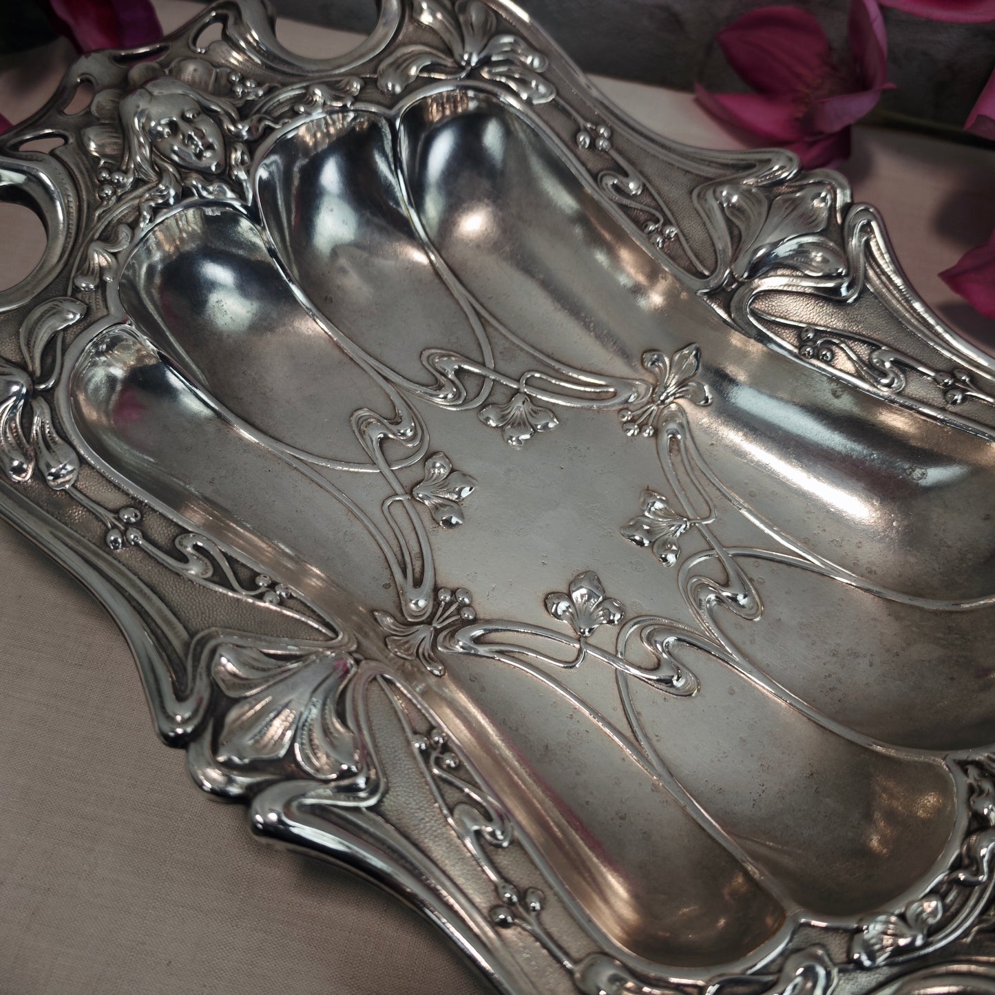 Jugendstil Schale versilbert mit Lilien und Frauengesicht antike Obstschale Metall um 1900