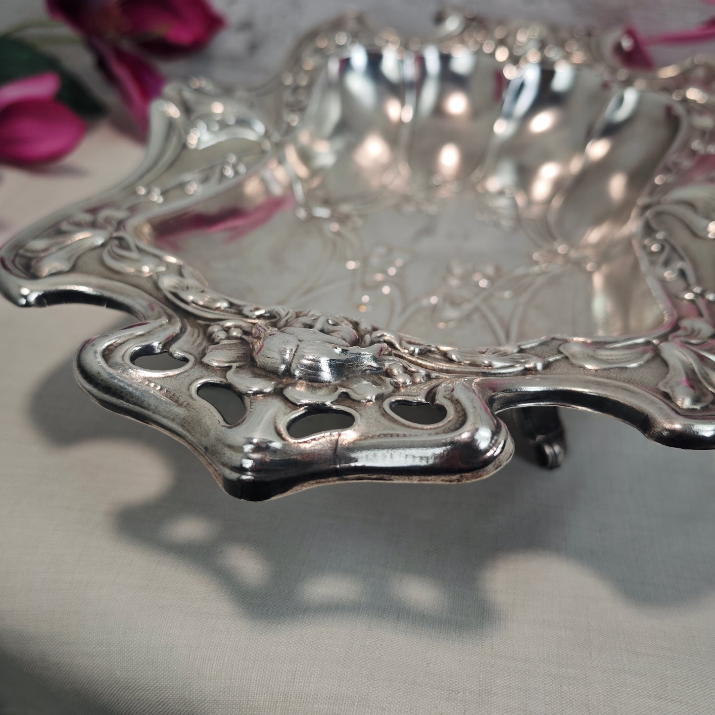 Jugendstil Schale versilbert mit Lilien und Frauengesicht antike Obstschale Metall um 1900