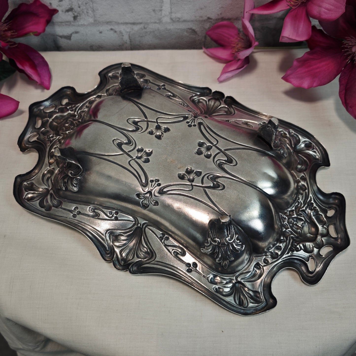 Jugendstil Schale versilbert mit Lilien und Frauengesicht antike Obstschale Metall um 1900