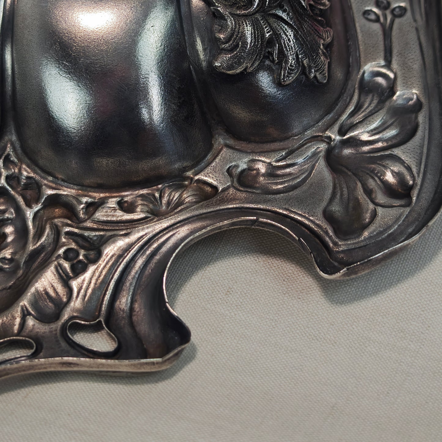 Jugendstil Schale versilbert mit Lilien und Frauengesicht antike Obstschale Metall um 1900