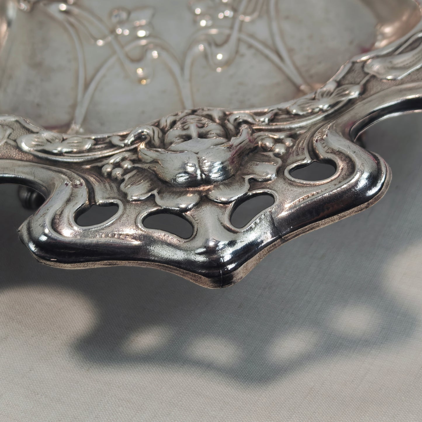 Jugendstil Schale versilbert mit Lilien und Frauengesicht antike Obstschale Metall um 1900