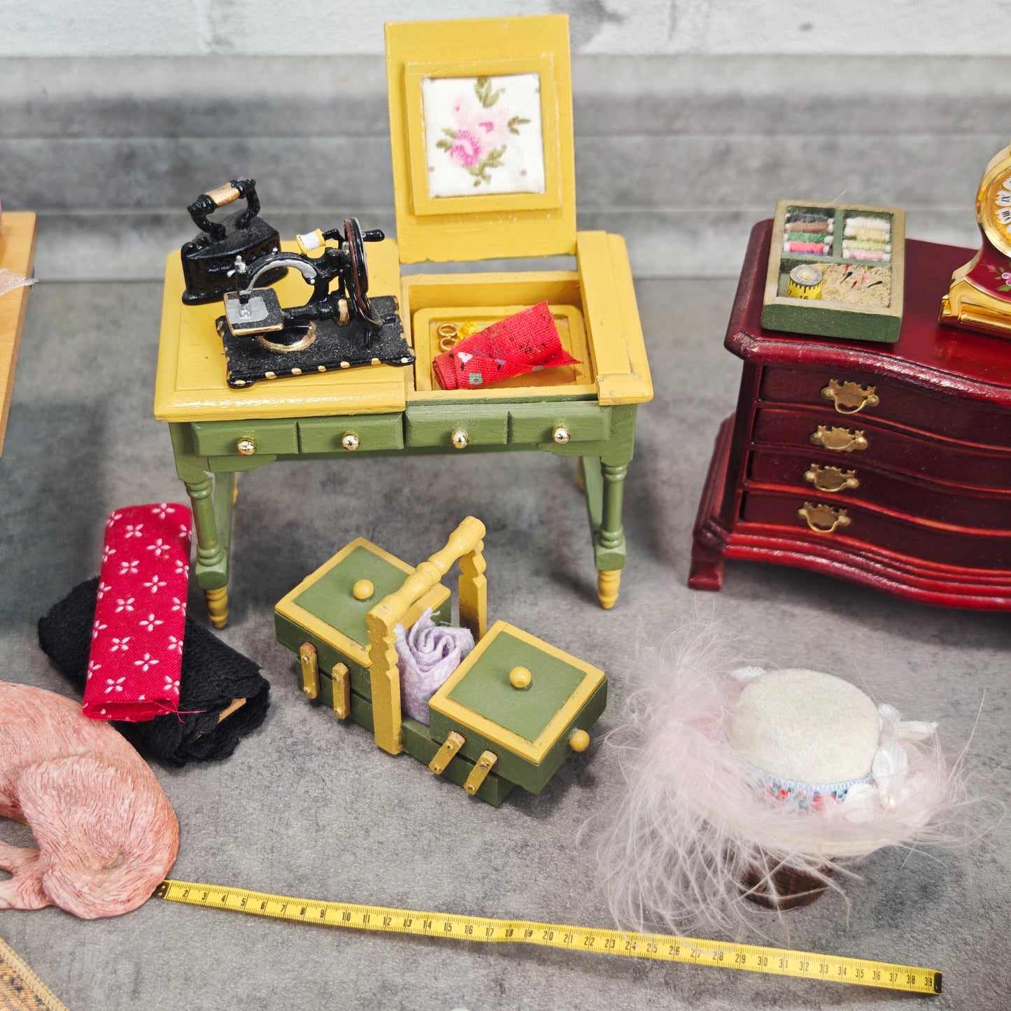 Puppenstube Nähzimmer Boudoir Set Konvolut Miniaturen mit funktionierender Sindaco Uhr