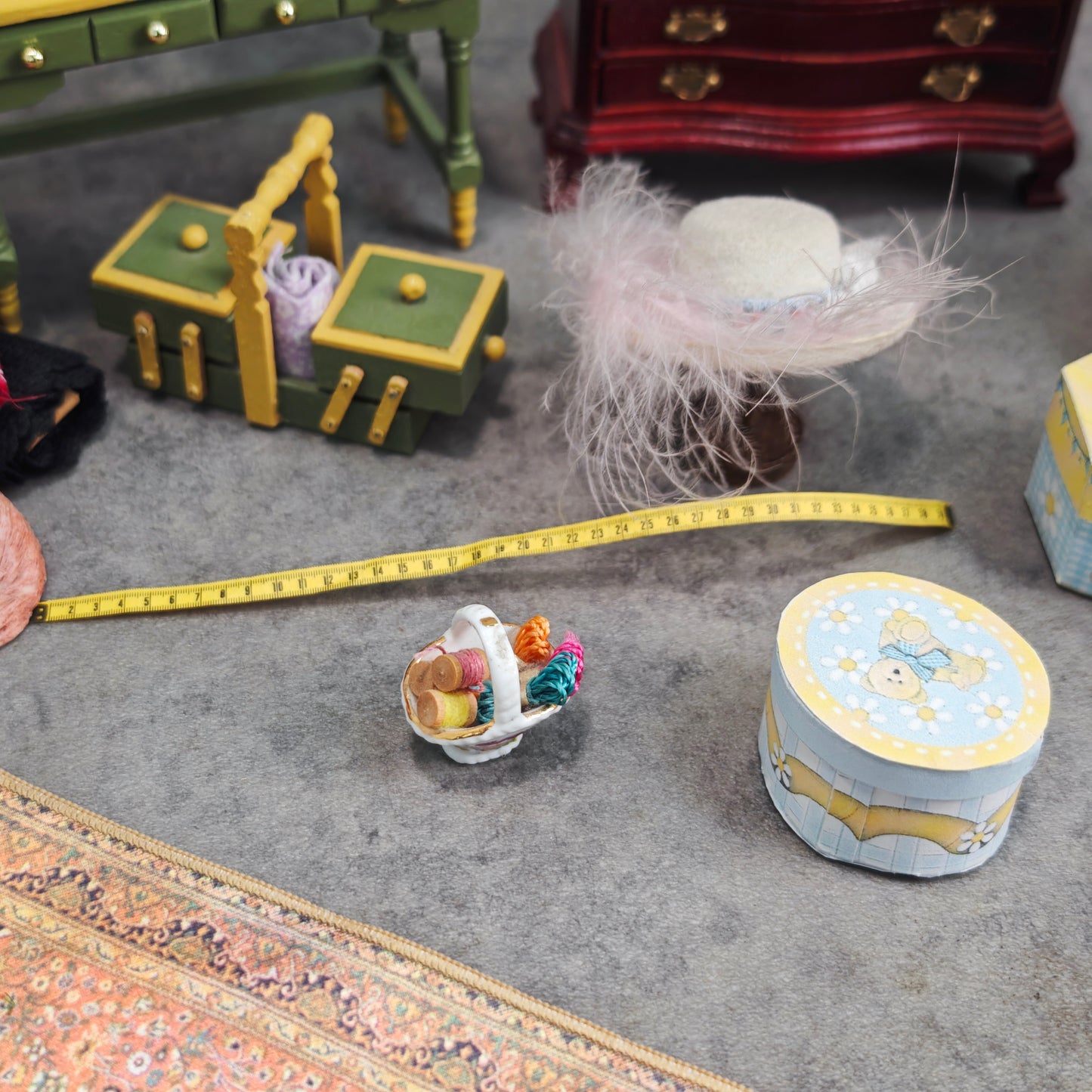 Puppenstube Nähzimmer Boudoir Set Konvolut Miniaturen mit funktionierender Sindaco Uhr