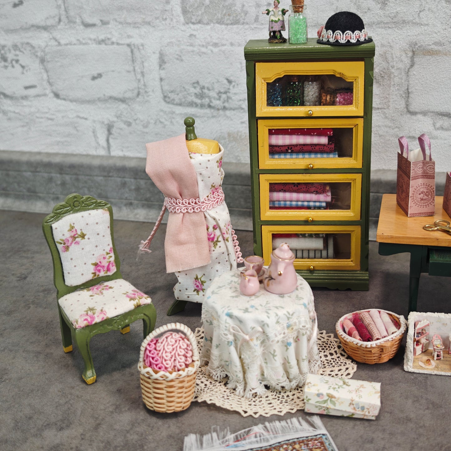 Puppenstube Nähzimmer Boudoir Set Konvolut Miniaturen mit funktionierender Sindaco Uhr