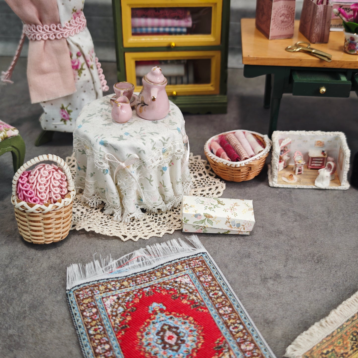 Puppenstube Nähzimmer Boudoir Set Konvolut Miniaturen mit funktionierender Sindaco Uhr