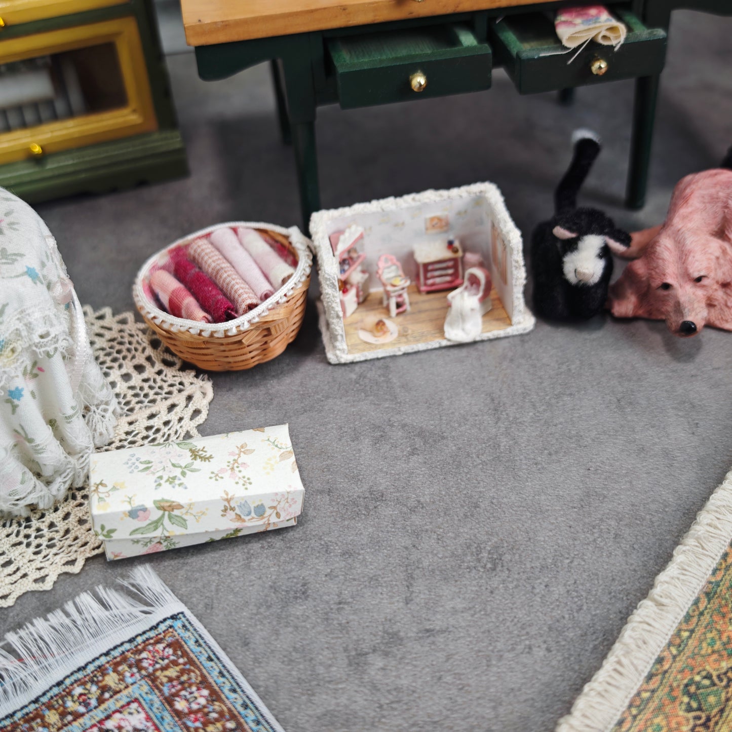 Puppenstube Nähzimmer Boudoir Set Konvolut Miniaturen mit funktionierender Sindaco Uhr