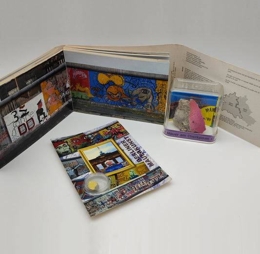 Ensemble de pièces du mur de Berlin, cartes postales, RDA, Checkpoint Charlie, Ostalgie, art mural, Berlin-Est, réunification de la RDA, histoire allemande, chute du mur, cartes postales souvenirs de l'Allemagne