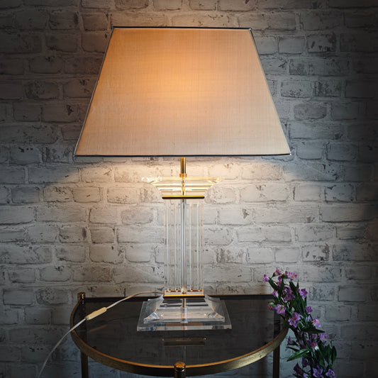 Vintage Tischlampe Acrylsäule mit Schirm 80er Jahre Art Deco Hollywood Regency Lucite Leuchte Acryl Glas Optik mit Goldakzenten