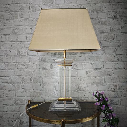 Vintage Tischlampe Acrylsäule mit Schirm 80er Jahre Art Deco Hollywood Regency Lucite Leuchte Acryl Glas Optik mit Goldakzenten