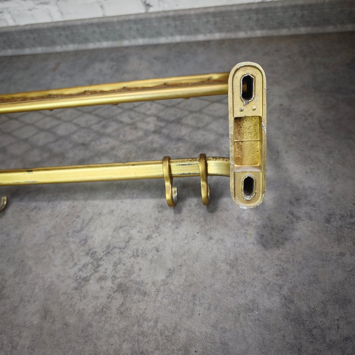 Wandgarderobe 50er Aluminium gold Hutablage vintage Midcentury Art Deco Stil