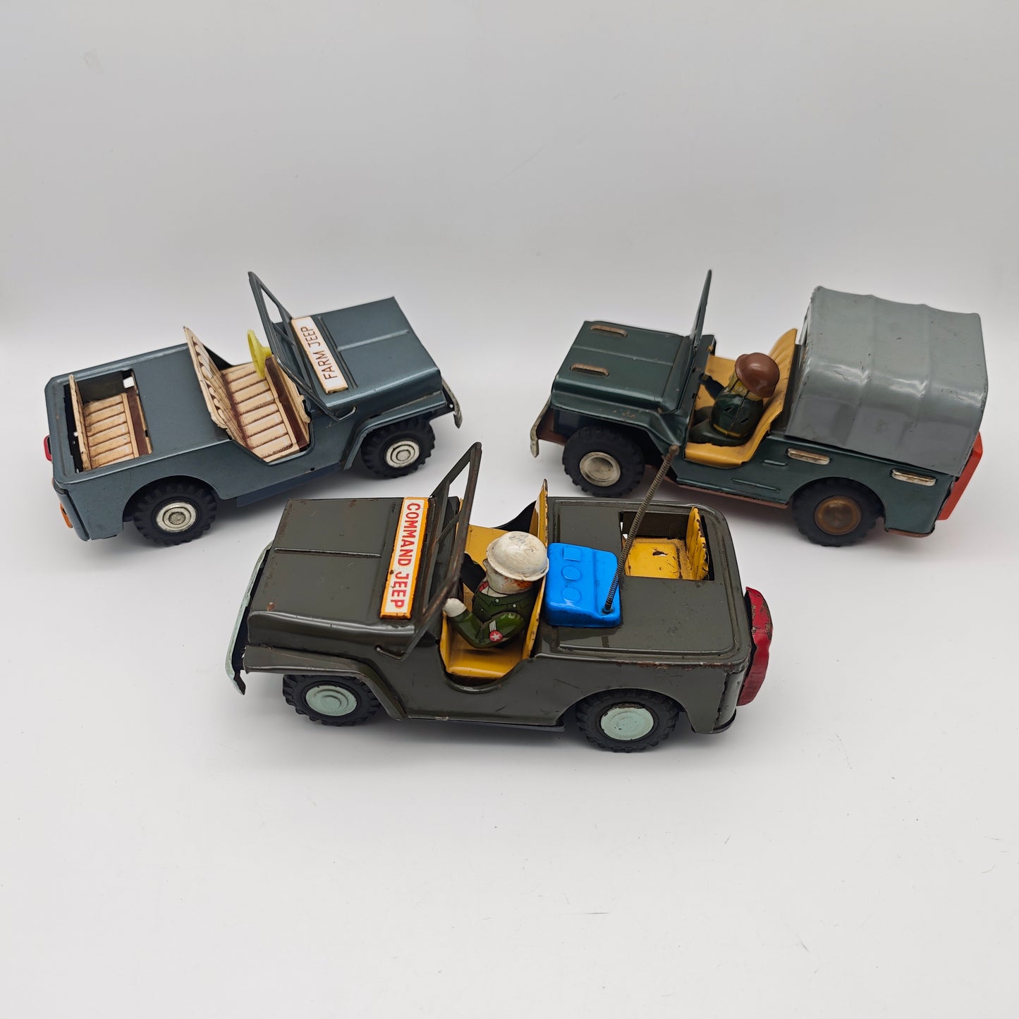 3x Blechspielzeug Army Jeep Command Farmer Reibungsantrieb Japan 54626 KCO vintage Spielzeug 60er 70er Jahre Kinderspielzeug Metall Retro