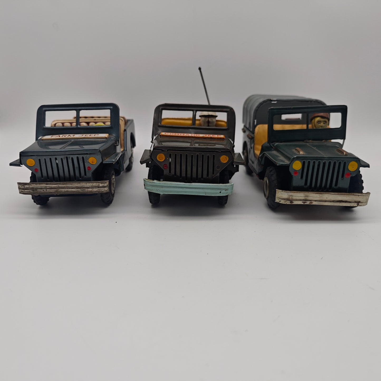 3x Blechspielzeug Army Jeep Command Farmer Reibungsantrieb Japan 54626 KCO vintage Spielzeug 60er 70er Jahre Kinderspielzeug Metall Retro