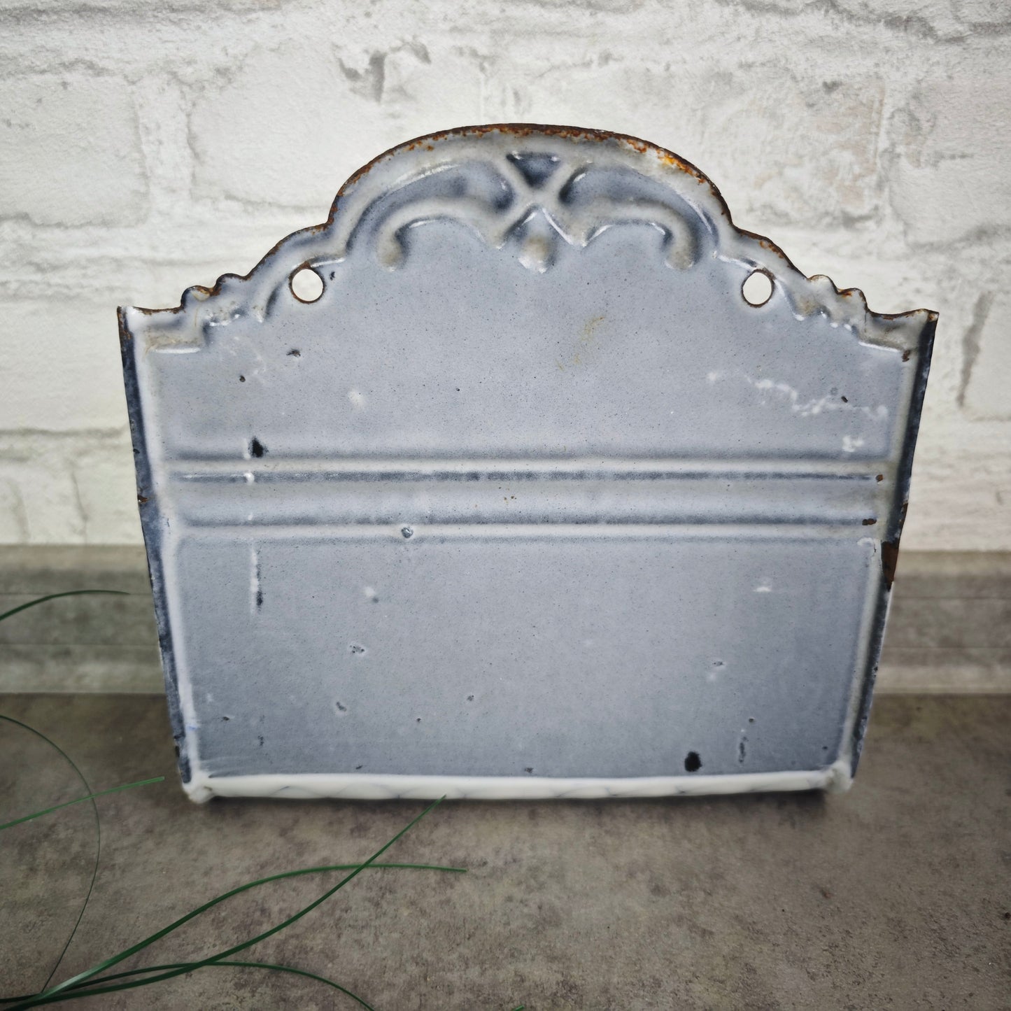 Emaille Topflappenhalter Wandhalter weiß blau mit Netzmuster und Durchbruchschmuck Landhaus Küche Deko Vintage