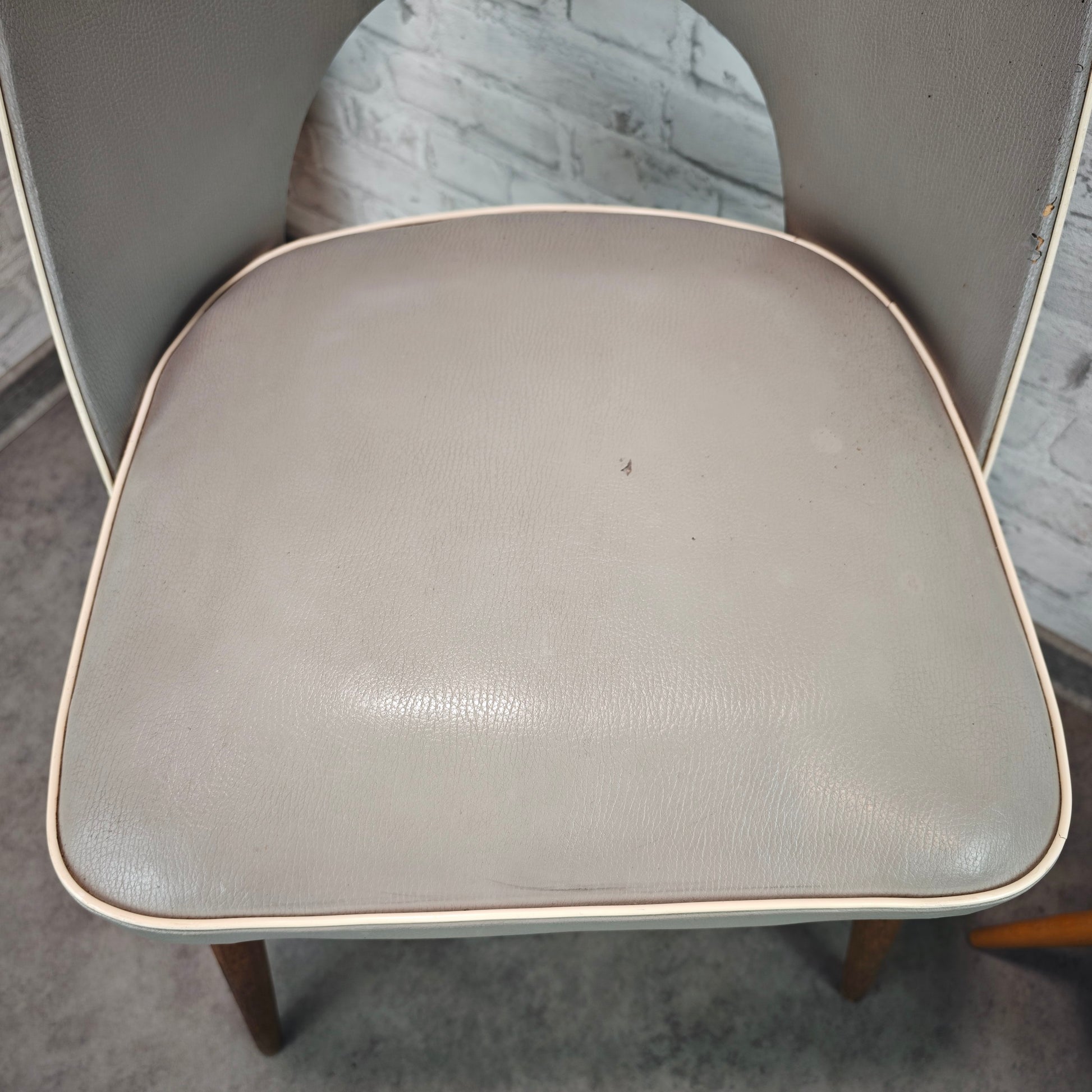 Midcentury Stuhl grau Kunstleder 50er Jahre Vintage Retro Industrial Loft Skandi Atomic Age Stuhl Holzbeine