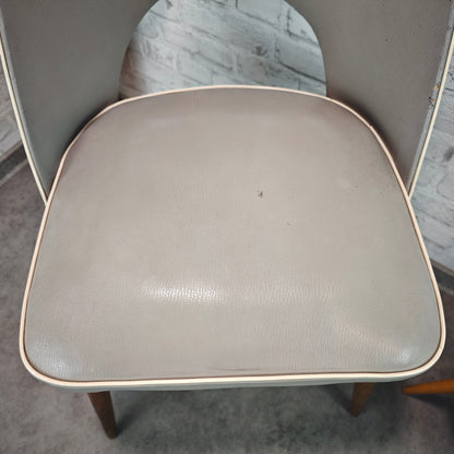 Midcentury Stuhl grau Kunstleder 50er Jahre Vintage Retro Industrial Loft Skandi Atomic Age Stuhl Holzbeine