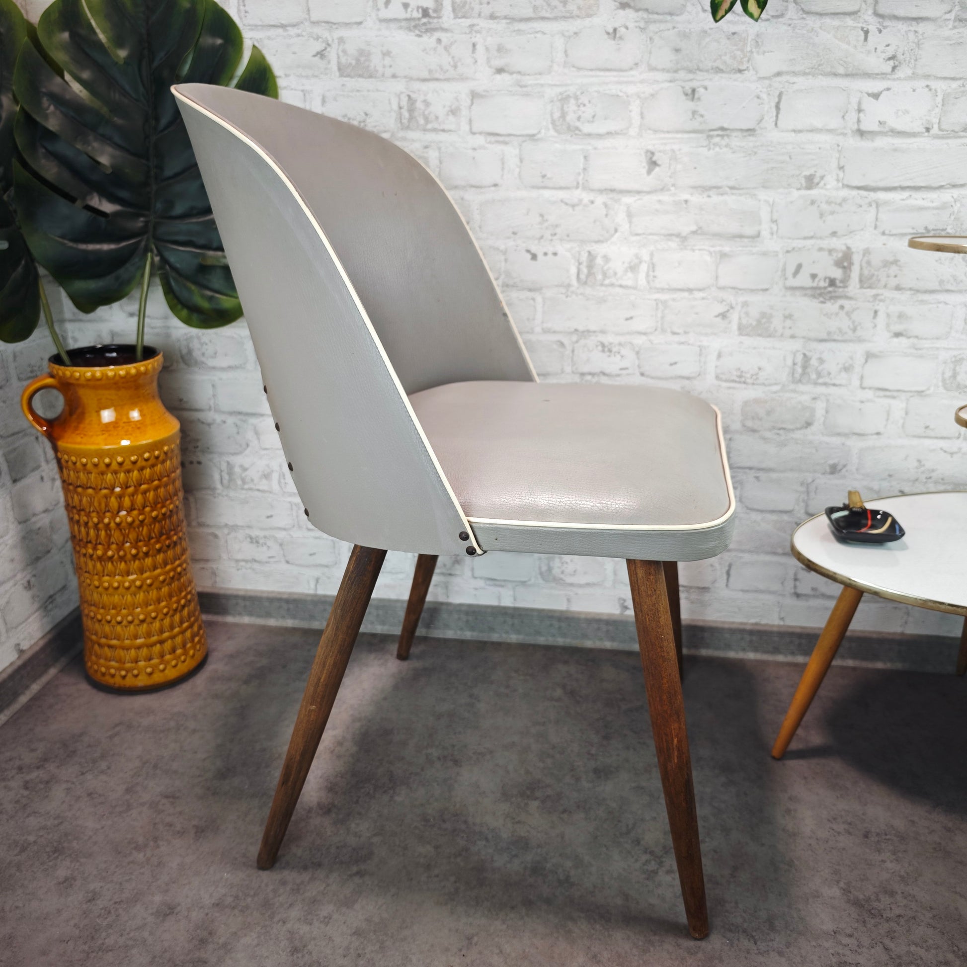 Midcentury Stuhl grau Kunstleder 50er Jahre Vintage Retro Industrial Loft Skandi Atomic Age Stuhl Holzbeine