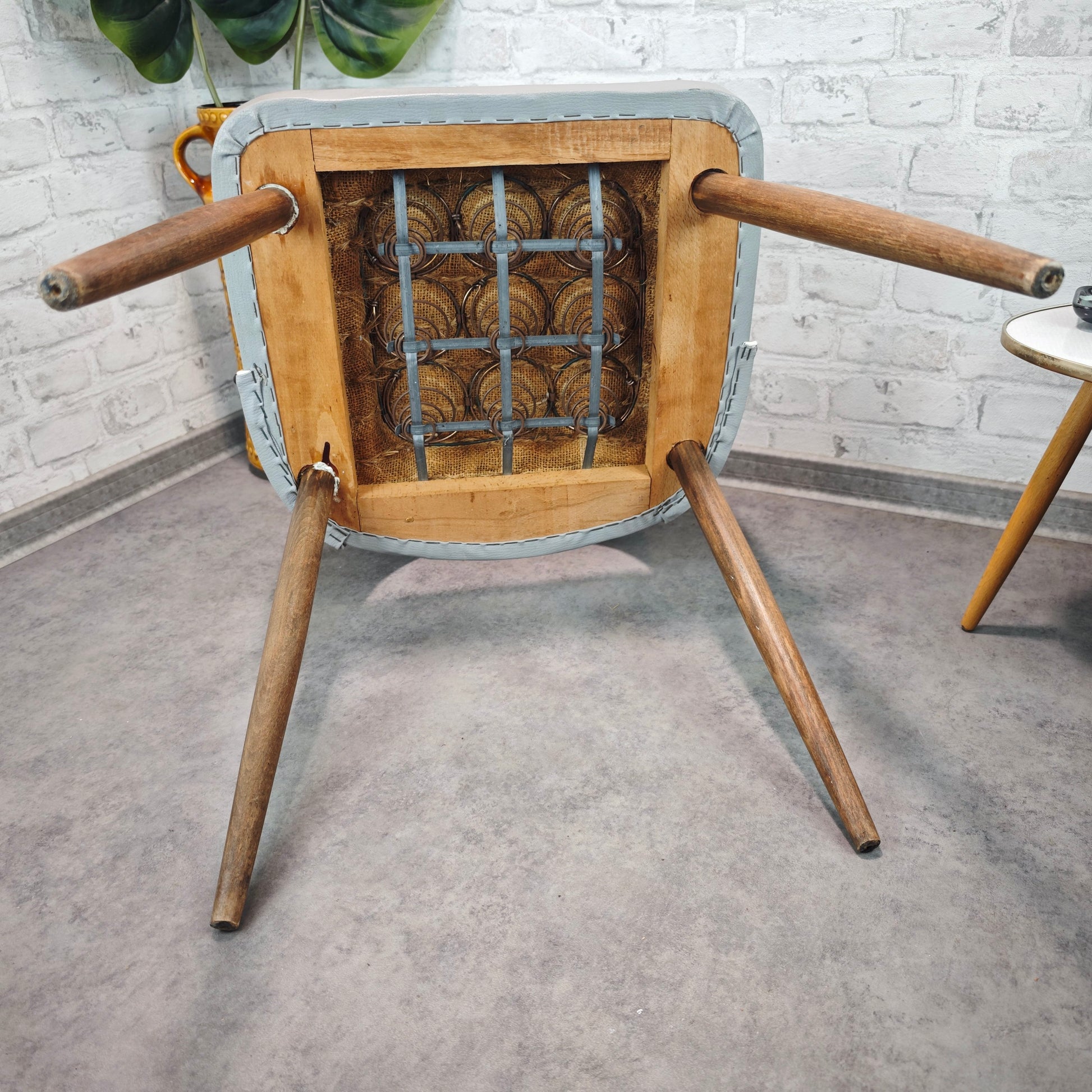 Midcentury Stuhl grau Kunstleder 50er Jahre Vintage Retro Industrial Loft Skandi Atomic Age Stuhl Holzbeine