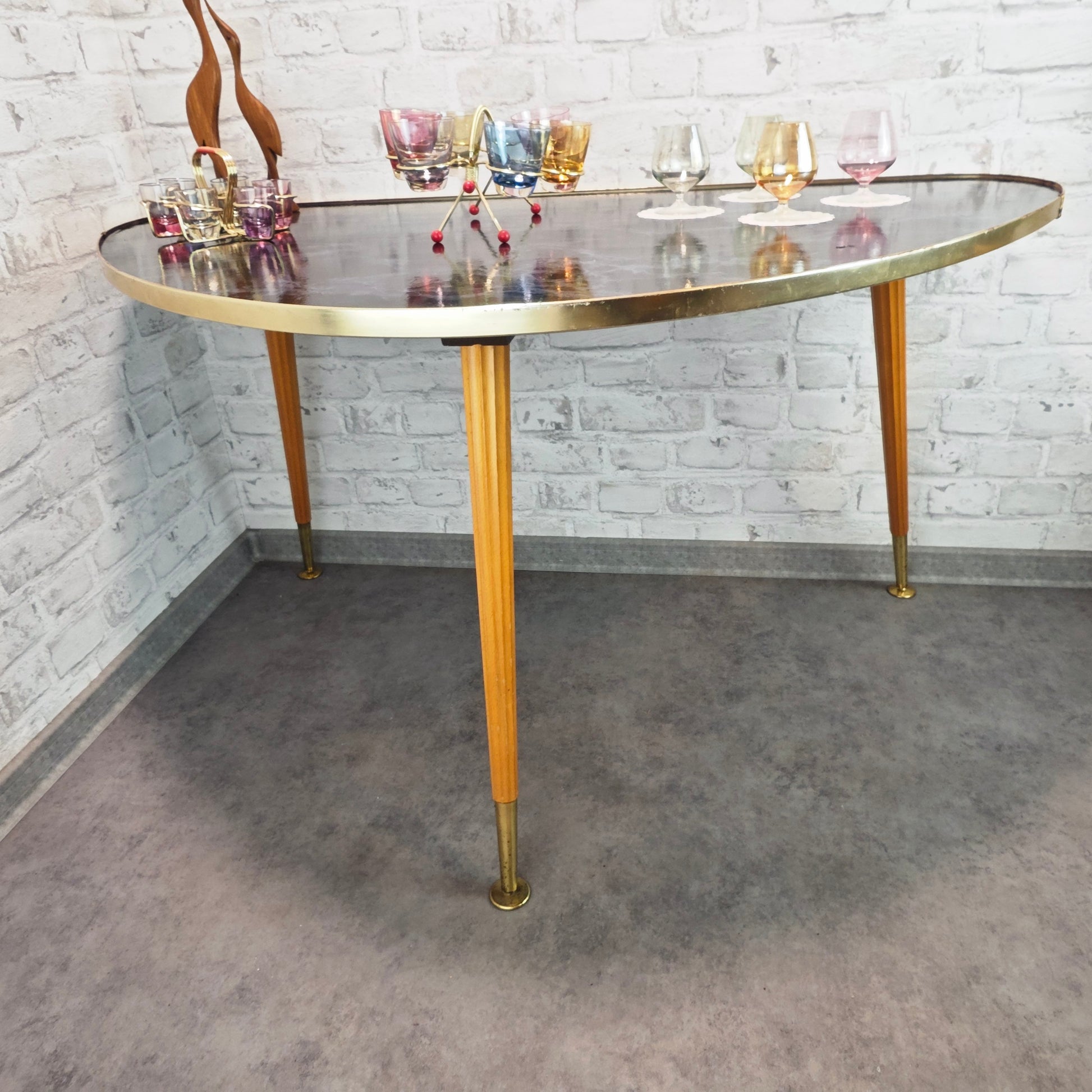 Midcentury Nierentisch schwarz Marmoroptik 50er Jahre Dreibein Messingrand Holzbeine Space Age Rockabilly
