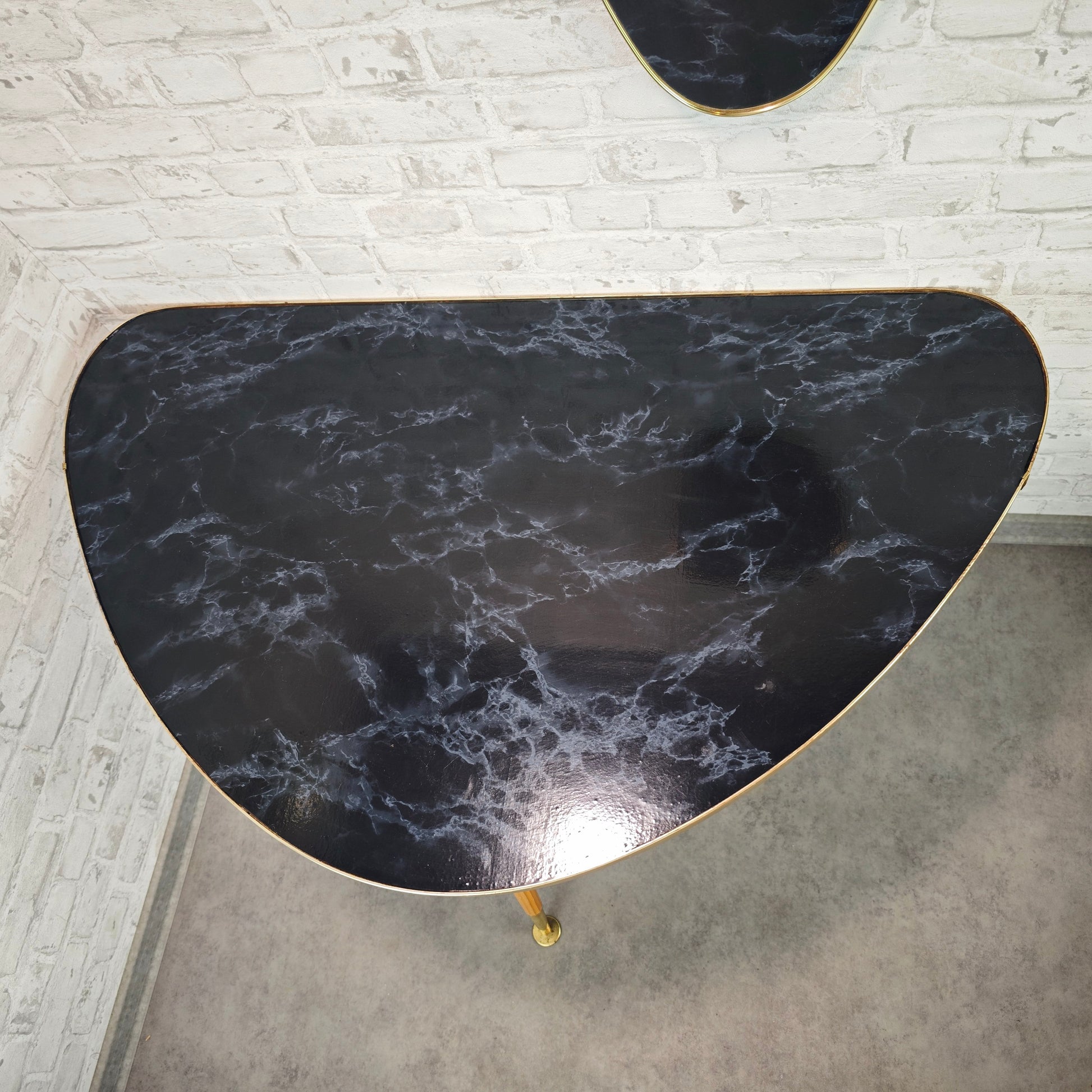 Midcentury Nierentisch schwarz Marmoroptik 50er Jahre Dreibein Messingrand Holzbeine Space Age Rockabilly