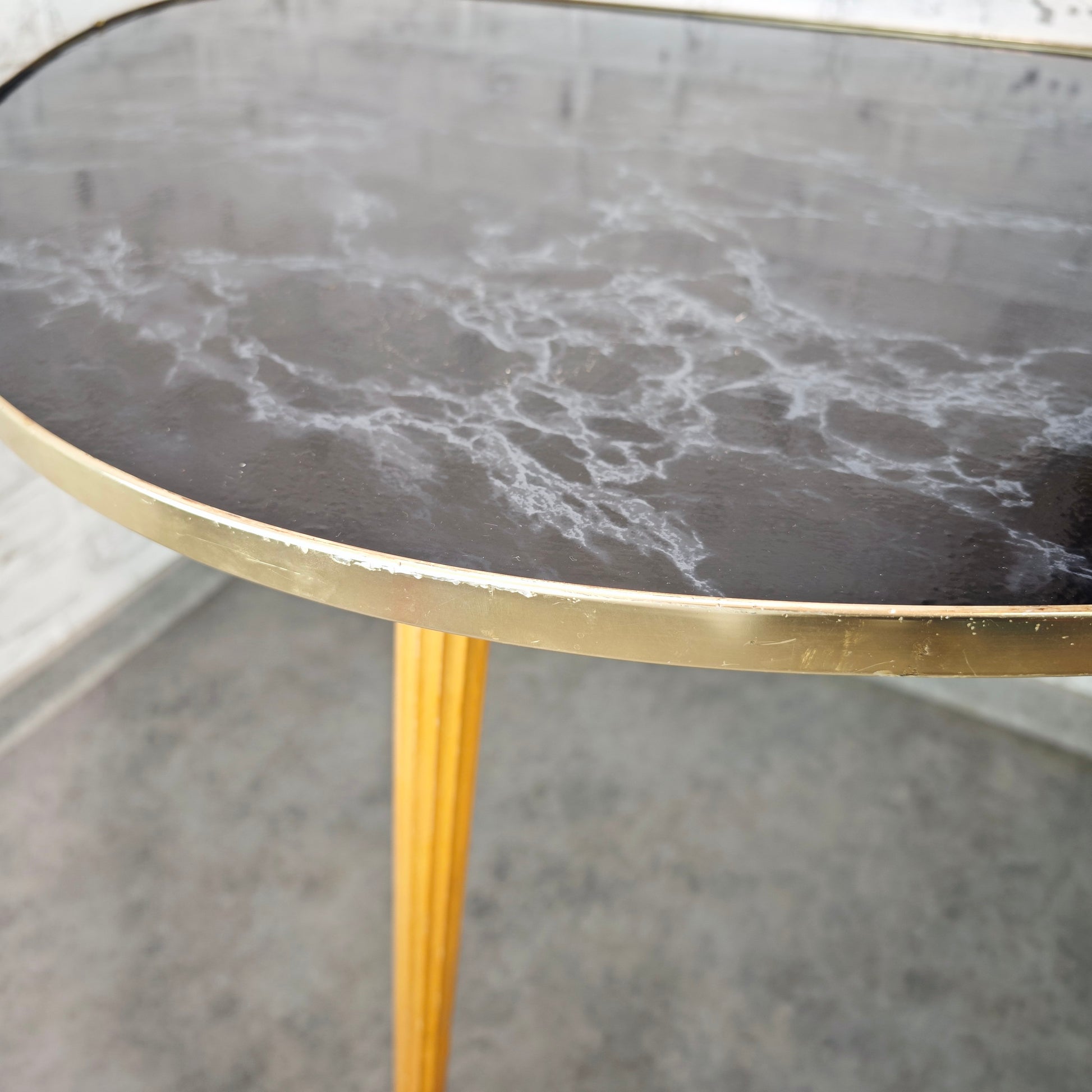 Midcentury Nierentisch schwarz Marmoroptik 50er Jahre Dreibein Messingrand Holzbeine Space Age Rockabilly